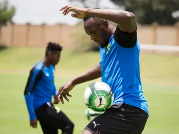 Bolt, jugando al fútbol Bolt, jugando al fútbol