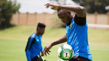 Bolt, jugando al fútbol