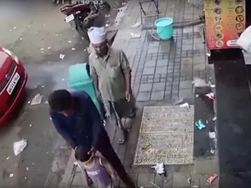 Momento en el que el hombre secuestra a la niña Momento en el que el hombre secuestra a la niña