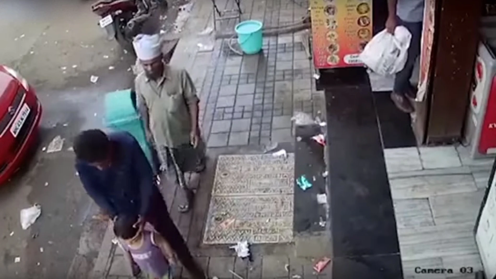 Momento en el que el hombre secuestra a la niña Momento en el que el hombre secuestra a la niña