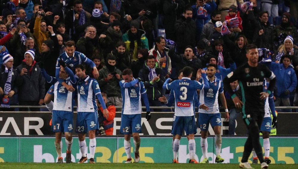 Los jugadores del Espanyol celebran el gol ante el Madrid
