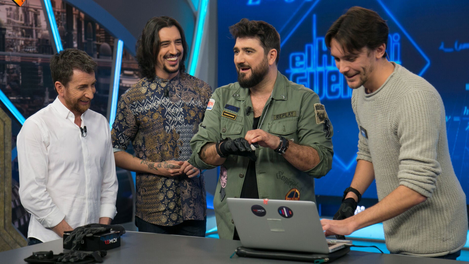 Antonio Orozco alucina con el guante que es capaz de producir m&uacute;sica en 'El Hormiguero 3.0'