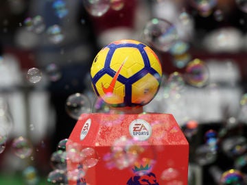 El balón de la Premier League, entre burbujas