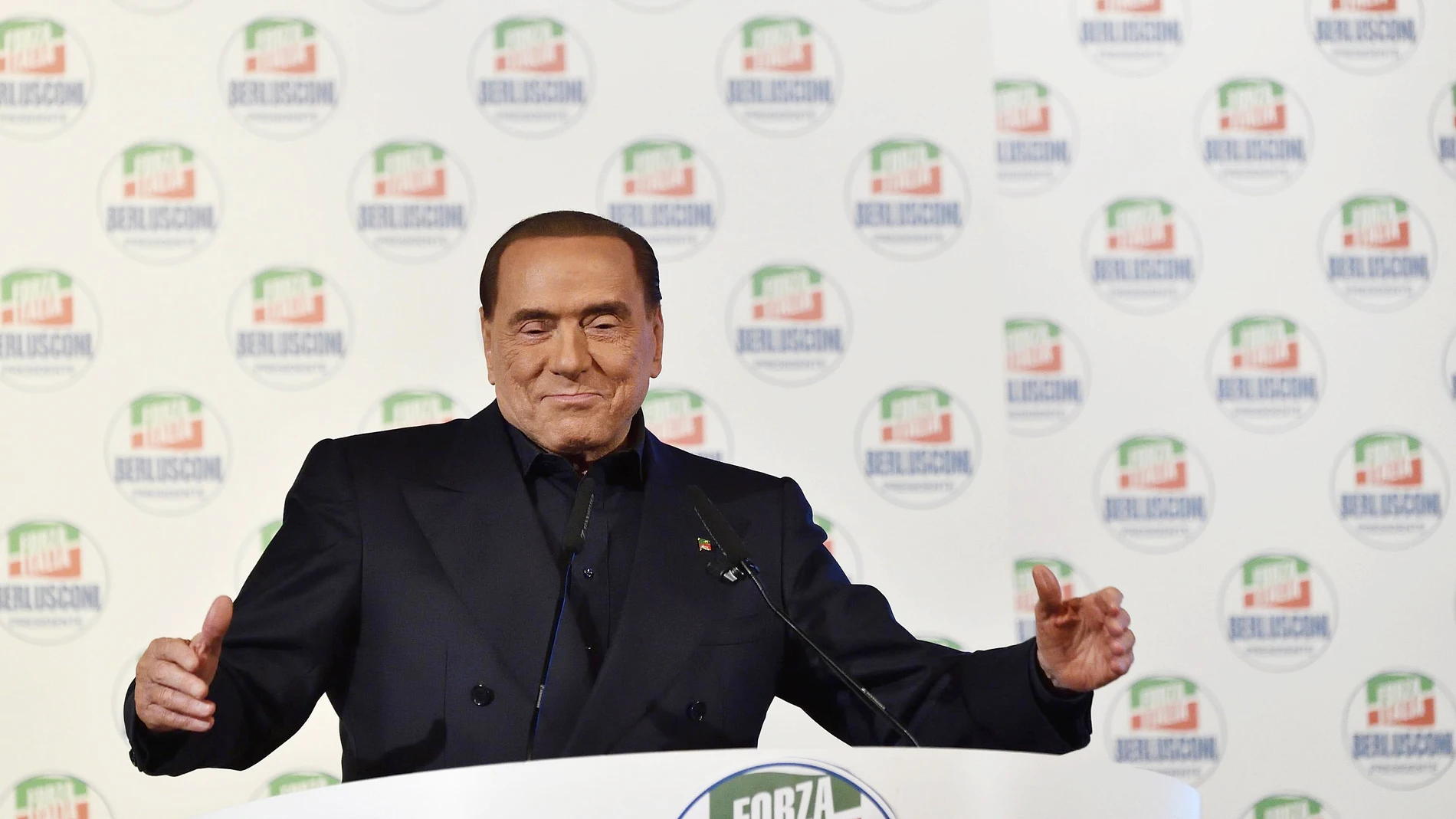Silvio Berlusconi en un acto de campaña Silvio Berlusconi en un acto de campaña