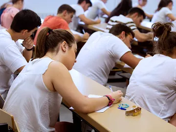 Un grupo de estudiantes universitarios durante un examen Un grupo de estudiantes universitarios durante un examen