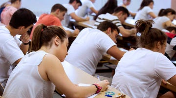 Un grupo de estudiantes universitarios durante un examen