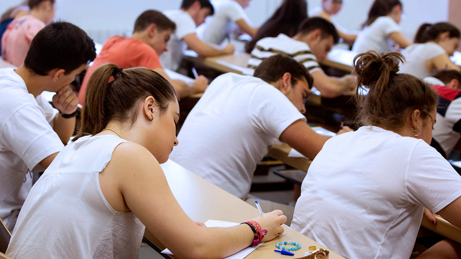 Un grupo de estudiantes universitarios durante un examen Un grupo de estudiantes universitarios durante un examen