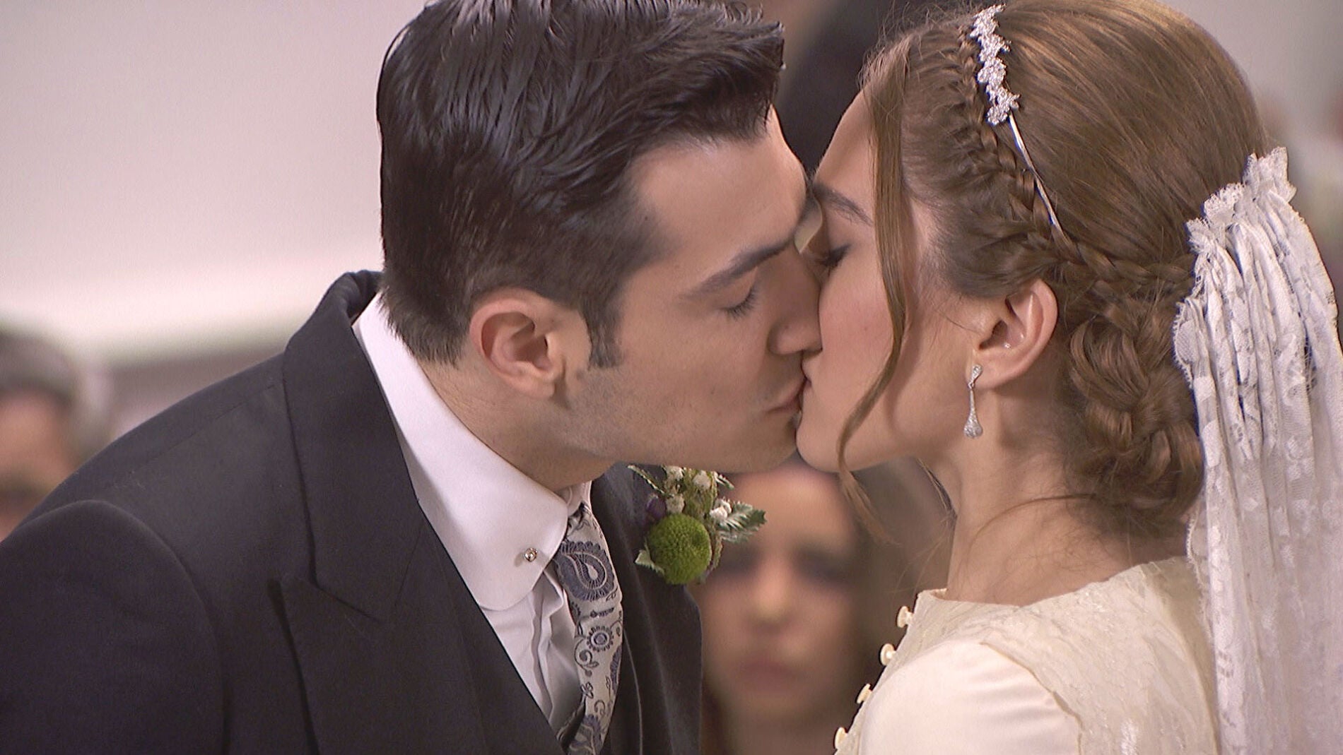 Julieta y Prudencio se dan el 's&iacute;, quiero' ante la mirada rota de Sa&uacute;l