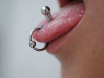 Comer con el piercing recién estrenado no es tan fácil. Comer con el piercing recién estrenado no es tan fácil.