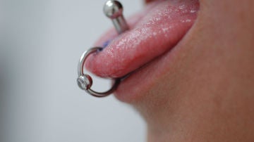 Comer con el piercing recién estrenado no es tan fácil.