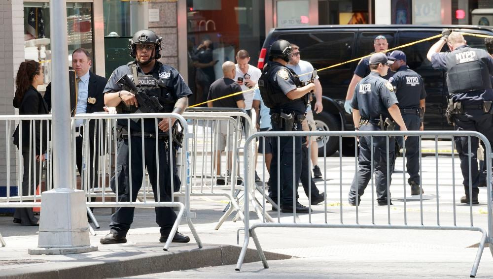 Dispositivo policial frente a uno de los colegios en Nueva York