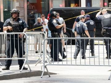 Dispositivo policial frente a uno de los colegios en Nueva York