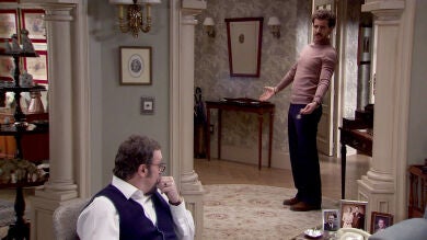  Javier, muy disgustado con el perchero de su casa