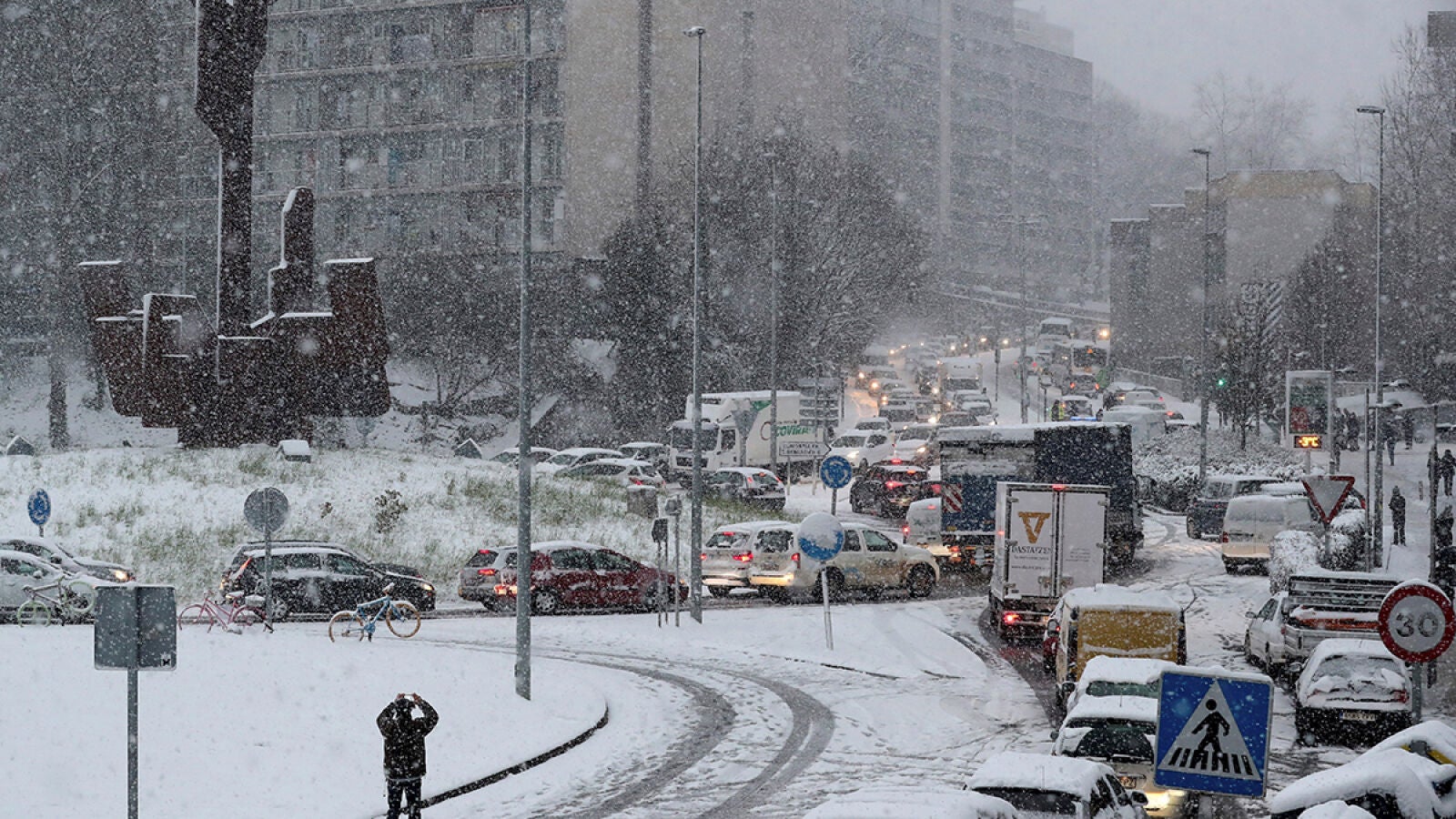 El temporal afecta a un centenar de carreteras y puertos de montaña