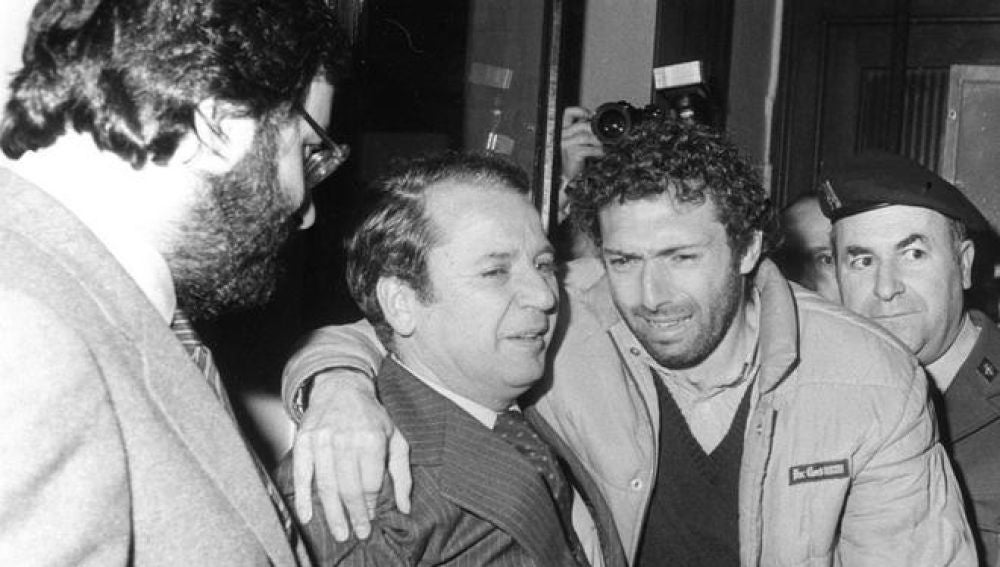 'Quini', con el expresidente del Barça Josep Lluis Núñez, tras ser liberado de su secuestro
