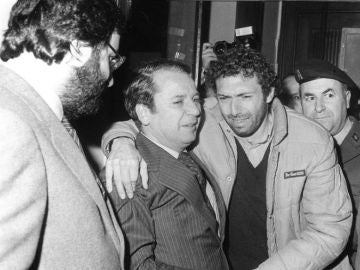 'Quini', con el expresidente del Barça Josep Lluis Núñez, tras ser liberado de su secuestro
