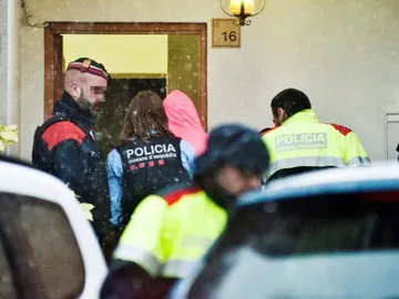 El hijo (capucha rosa) del presunto autor del doble crimen del pantano de Susqueda El hijo (capucha rosa) del presunto autor del doble crimen del pantano de Susqueda