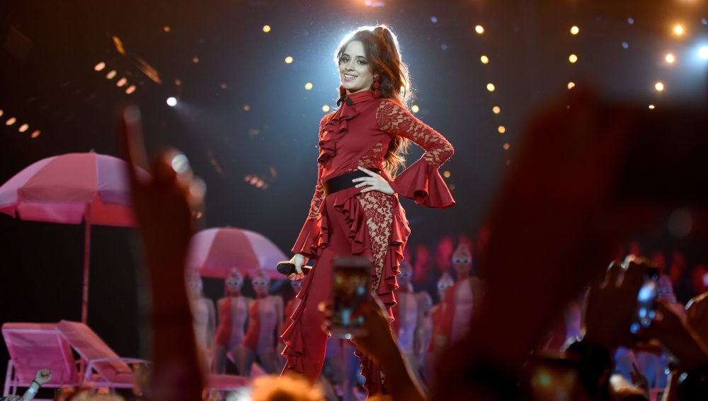 Camila Cabello durante su actuación en los MTV EMAs 2017