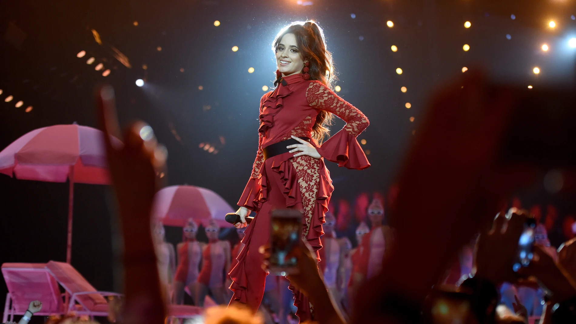 Camila Cabello durante su actuación en los MTV EMAs 2017 Camila Cabello durante su actuación en los MTV EMAs 2017