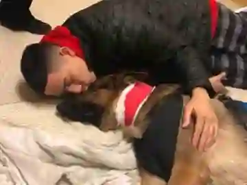 El joven junto a su perro Rex El joven junto a su perro Rex