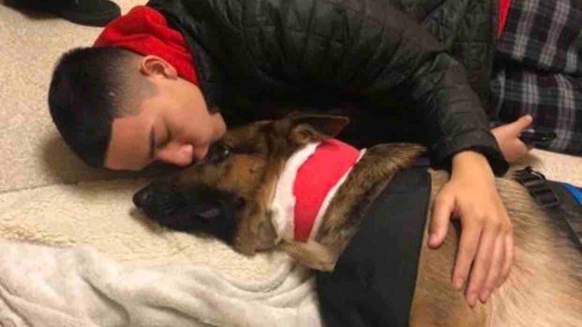 El joven junto a su perro Rex