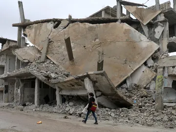 Una niña camina en Deraa Una niña camina en Deraa