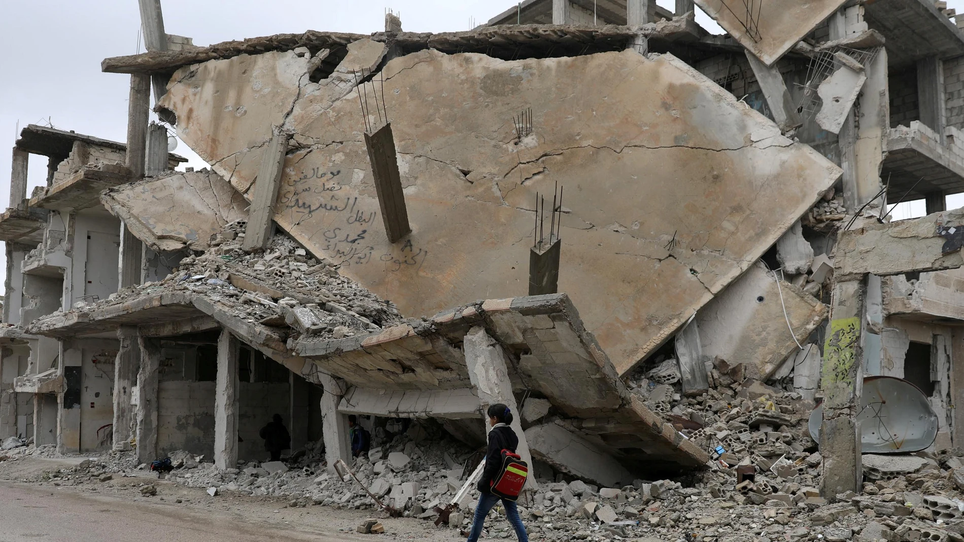 Una niña camina en Deraa Una niña camina en Deraa