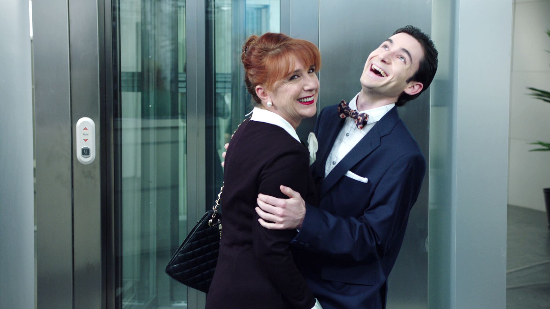 Un "improvisto muy grando", un sill&oacute;n rebelde y un &iacute;ntimo encuentro sin palabras, las tomas falsas de 'Cuerpo de &Eacute;lite'