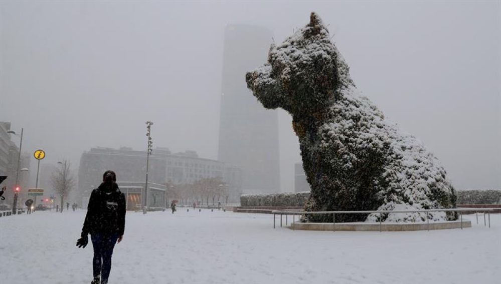 La escultura 'Puppy' cubierta por la nieve en Bilbao