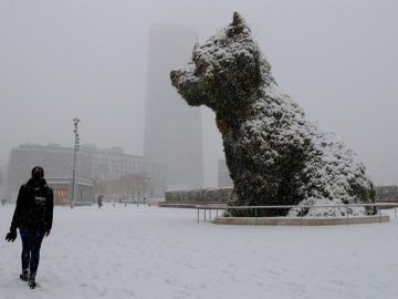 La escultura 'Puppy' cubierta por la nieve en Bilbao