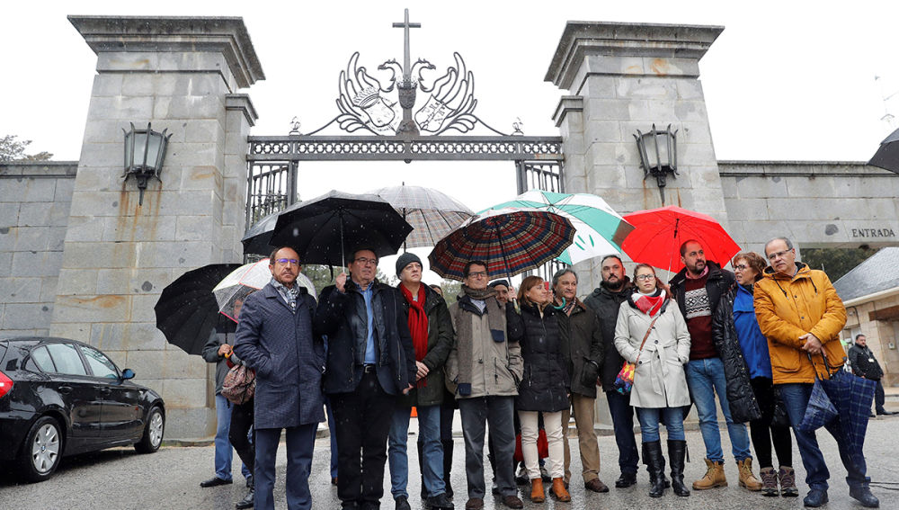 Representantes del PSOE en el Valle de los Caídos