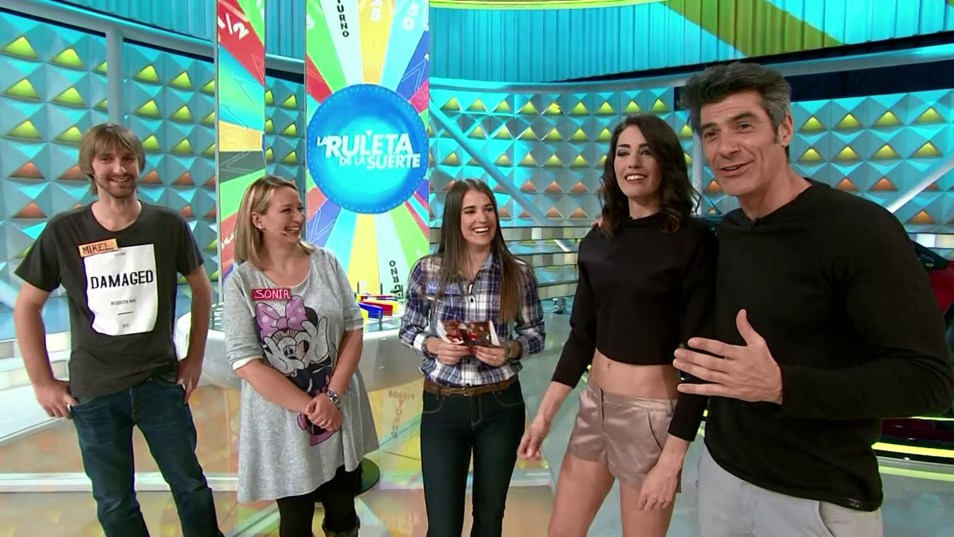 Laura le da a un concursante un "abrazo de koala" en 'La Ruleta de la Suerte'