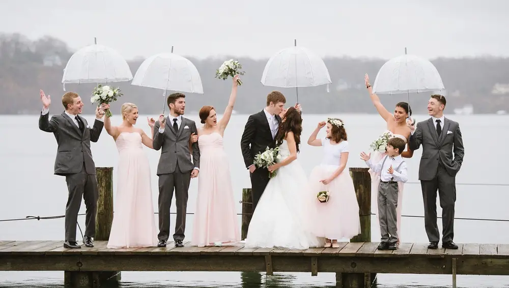 Hay paraguas muy cuquis para novias para la ocasión. Hay paraguas muy cuquis para novias para la ocasión.
