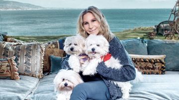 Barbra Streisand posa junto a sus tres mascotas
