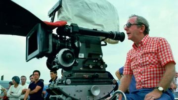 Lewis Gilbert dirigiendo