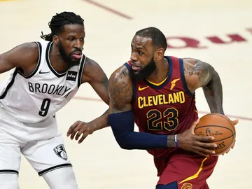 LeBron James intenta zafarse de DeMarre Carroll LeBron James intenta zafarse de DeMarre Carroll