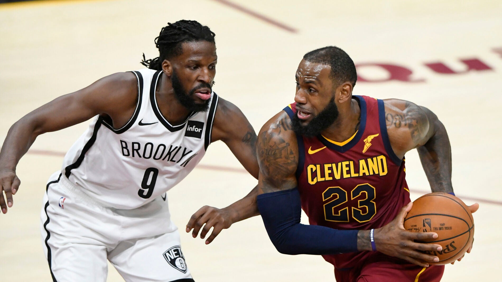 LeBron James intenta zafarse de DeMarre Carroll