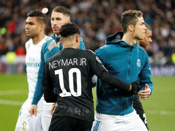 Neymar saluda a Cristiano Ronaldo antes del Real Madrid - PSG