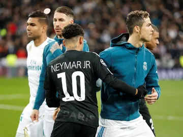 Neymar saluda a Cristiano Ronaldo antes del Real Madrid - PSG Neymar saluda a Cristiano Ronaldo antes del Real Madrid - PSG