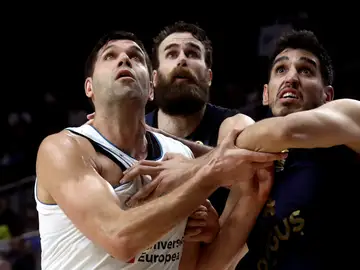 Reyes pelea un rebote con los jugadores del Fenerbahce Reyes pelea un rebote con los jugadores del Fenerbahce