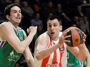 Carlos Suárez intenta arrebatar el balón a Bjelica Carlos Suárez intenta arrebatar el balón a Bjelica