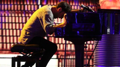 Lágrimas de emoción de Miquel Fernández tras su última actuación en 'Tu cara me suena' como Pablo López