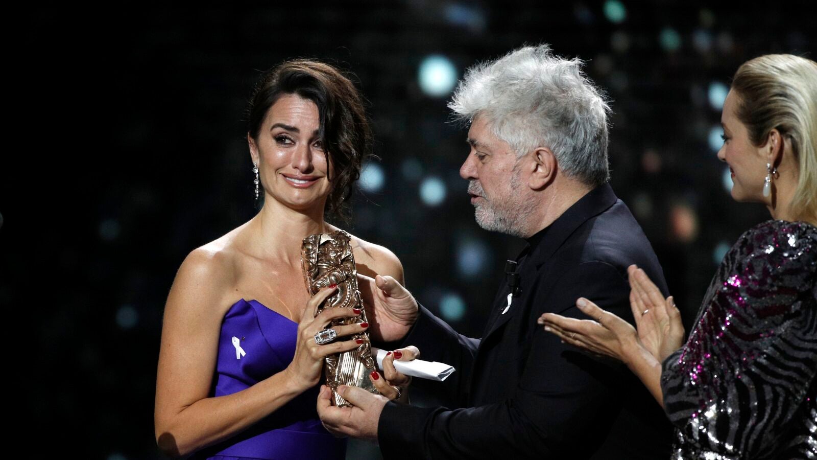Penélope Cruz recibe emocionada el César de Honor del cine francés de manos de Pedro Almodóvar 