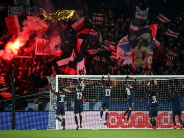 El PSG celebra una victoria con sus ultras