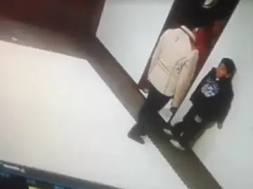 La profesora castigando al niño La profesora castigando al niño
