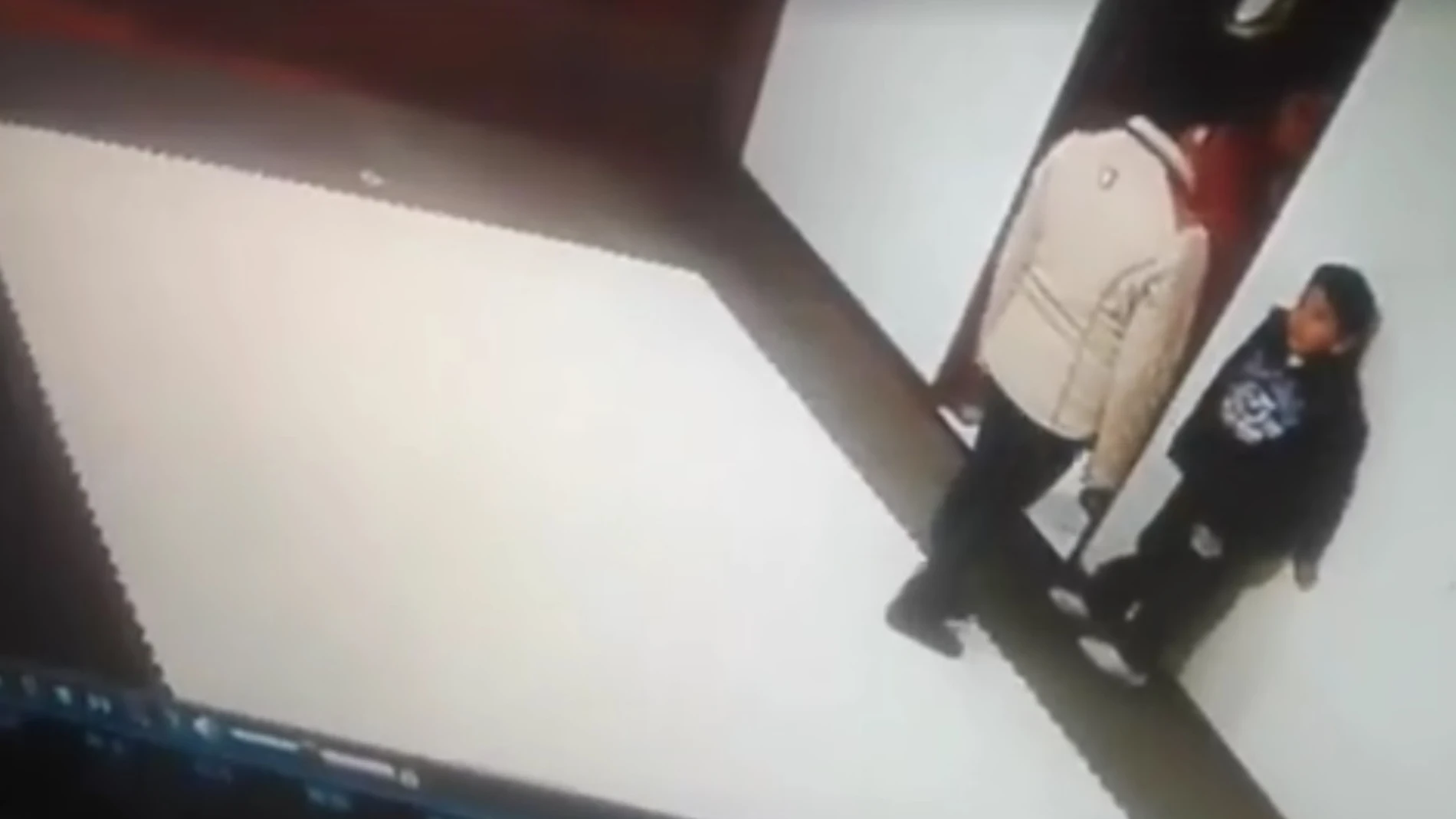 La profesora castigando al niño La profesora castigando al niño