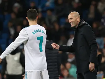 Zidane habla con Cristiano Ronaldo durante el partido contra el Getafe Zidane habla con Cristiano Ronaldo durante el partido contra el Getafe