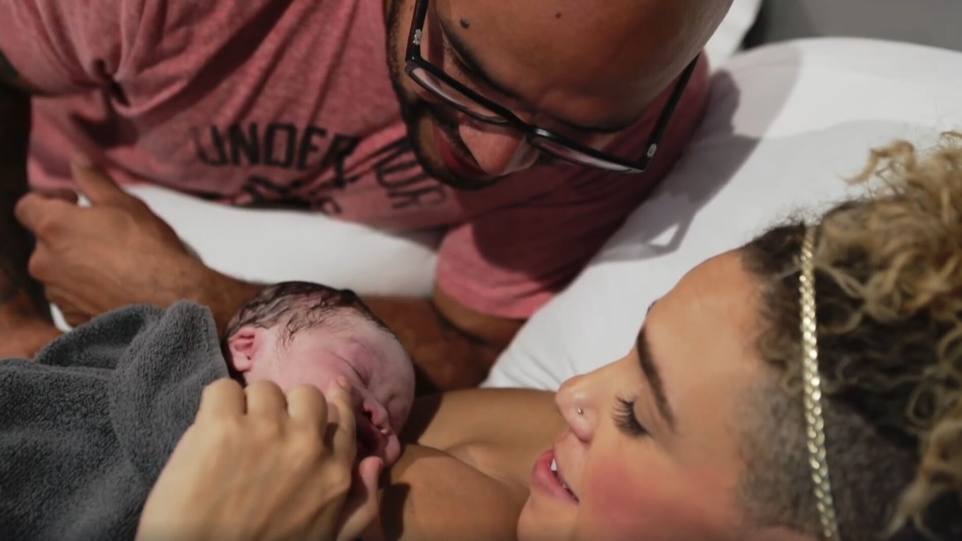 Los padres con su beb&eacute;