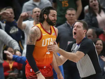 Ricky Rubio, con el árbitro Ricky Rubio, con el árbitro