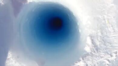 El misterioso ruido de un trozo de hielo al caer por un agujero en un glaciar de la Antártida